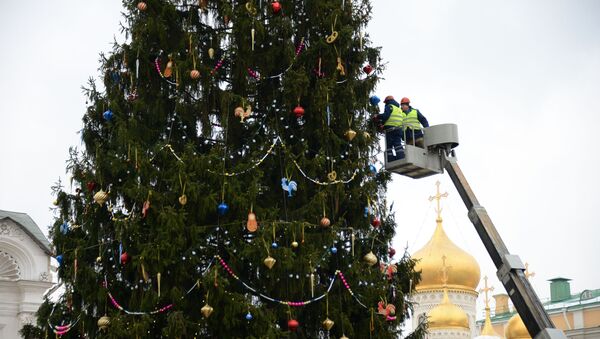 Empregados adornam a principal árvore de Natal no país, na praça das Catedrais, no Kremlin - Sputnik Brasil