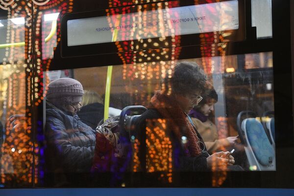 Passageiros no ônibus que passa pela praça Teatralnaya, em Moscou - Sputnik Brasil