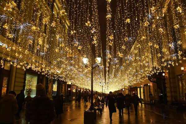 Rua Nikolskaya adornada com redes luminosas, cujo comprimento total atinge 100 km, em Moscou - Sputnik Brasil