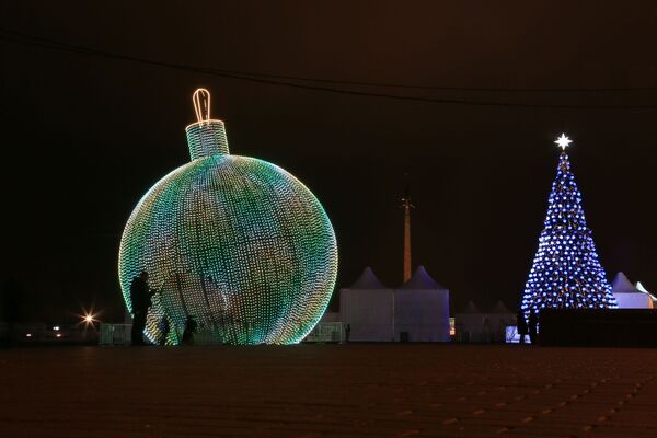Enorme bola natalina com altura de 17 metros e diâmetro de 14 metros na Colina Poklonnaya, em Moscou - Sputnik Brasil