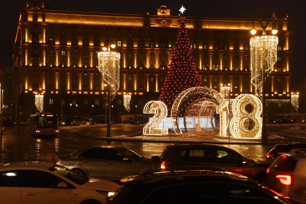 A maior árvore de Natal em Moscou, instalada na praça Lubyanka - Sputnik Brasil