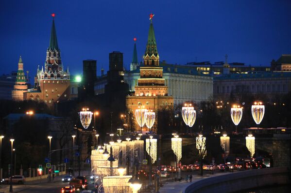 Iluminação natalina na ponte Bolshoi Kamenny, perto do Kremlin, no coração de Moscou - Sputnik Brasil