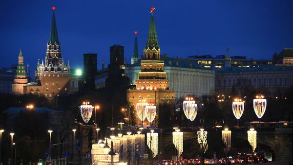 Iluminação natalina na ponte Bolshoi Kamenny, perto do Kremlin, no coração de Moscou - Sputnik Brasil