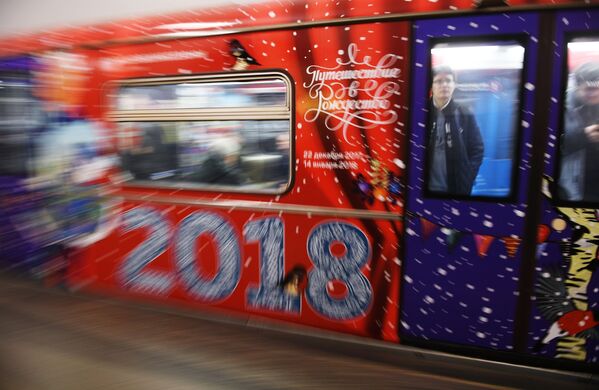 Trem temático Viagem ao Natal recentemente lançado em uma das linhas de metro moscovita - Sputnik Brasil