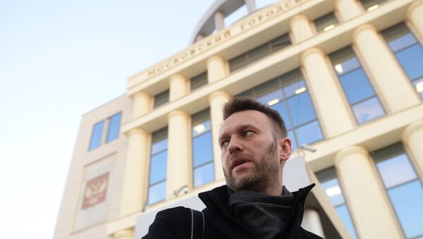 Político Aleksei Navalny é visto perto do edifício do Tribunal da cidade de Moscou - Sputnik Brasil