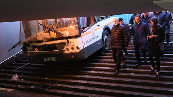 Prefeito de Moscou, Sergei Sobyanin, chegou ao local do acidente, na zona oeste da cidade, onde o ônibus entrou em passagem subterrânea - Sputnik Brasil