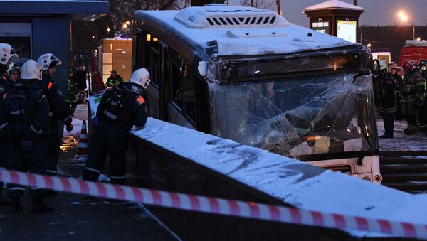 Evacuação do ônibus que matou 5 pessoas ao entrar em uma passagem subterrânea em Moscou, Rússia - Sputnik Brasil