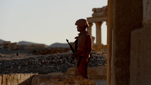 Soldado russo patrulha cidade antiga de Palmira (foto de arquivo) - Sputnik Brasil