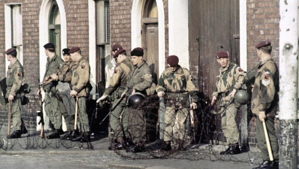 Tropas britânicas patrulhando em Belfast, Irlanda do Norte, após o conflito na cidade em 1969 - Sputnik Brasil