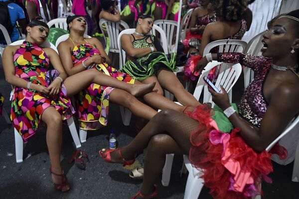 Dançarinos de salsa descansam após dar show no 60º festival de salsa Salsódromo, na cidade de Cali - Sputnik Brasil