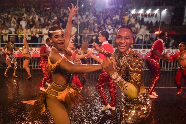 Dançarinos de salsa durante o 60º festival de salsa Salsódromo, na cidade de Cali - Sputnik Brasil