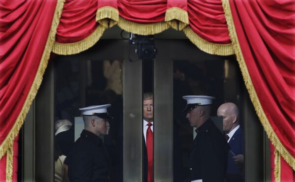 Donald Trump prestes a entrar em sua cerimônia de posse como presidente em Washington, em janeiro. - Sputnik Brasil