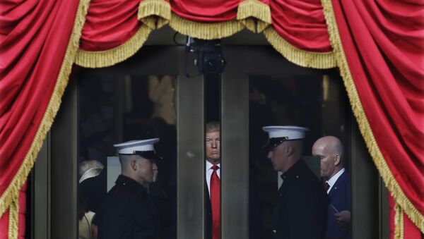 Donald Trump prestes a entrar em sua cerimônia de posse como presidente em Washington, em janeiro. - Sputnik Brasil