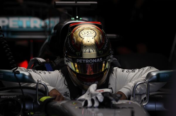 O piloto inglês Lewis Hamilton venceu pela quarta vez o campeonato mundial de Fórmula 1. - Sputnik Brasil