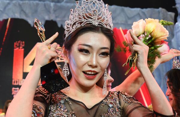 Si Bing, estudante chinesa da cidade de Hulunbuir, que conquistou a coroa do concurso internacional Embaixadora da Beleza 2017 - Sputnik Brasil