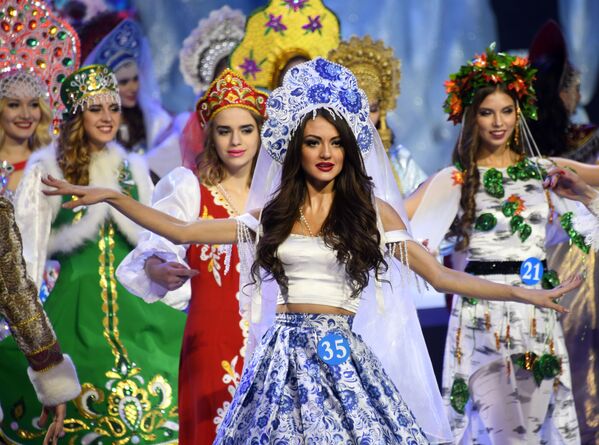 Svetlana Andrusova (no centro), residente da cidade russa de Chita, que conquistou o título da segunda vice-Miss do concurso internacional Embaixadora da Beleza 2017 - Sputnik Brasil