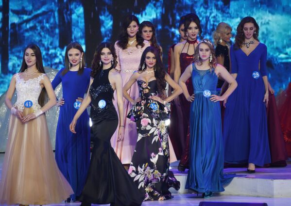 Svetlana Andrusova (no centro, №35), residente da cidade russa de Chita, que conquistou o título da segunda vice-Miss do concurso internacional Embaixadora de Beleza 2017 - Sputnik Brasil