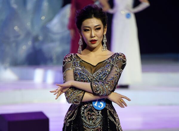 Si Bing, estudante chinesa da cidade de Hulunbuir, que levou o primeiro lugar do concurso internacional Embaixadora da Beleza 2017, se apresenta no palco - Sputnik Brasil
