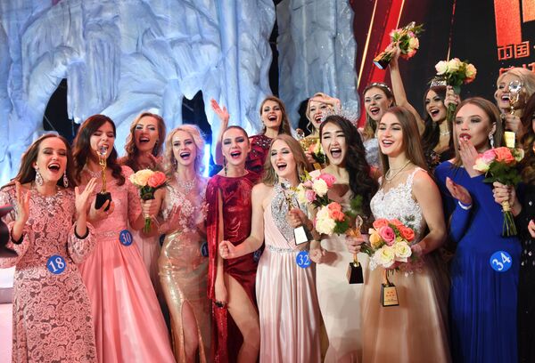 Participantes da competição Embaixadora da Beleza 2017 se reúnem no palco - Sputnik Brasil