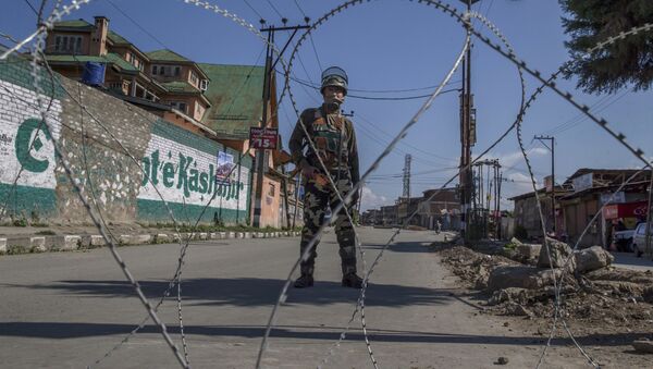 An Indian paramilitary soldier stands guard during a curfew in Srinagar, Indian controlled Kashmir, Friday, June 9, 2017 - Sputnik Brasil