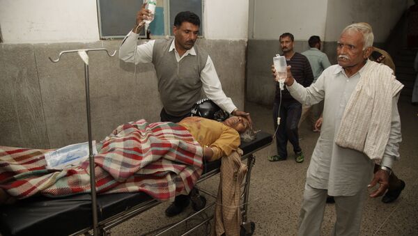Um aldeão indiano, supostamente ferido por explosivos do Paquistão, recebe tratamento em um hospital em Jammu, Índia, 1 de novembro de 2016 - Sputnik Brasil