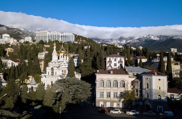 Vista aérea da cidade turística de Yalta, na Crimeia - Sputnik Brasil