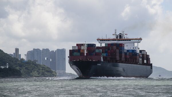 Cargueiro navega em direção ao porto de Victoria, em Hong Kong (foto de arquivo) - Sputnik Brasil
