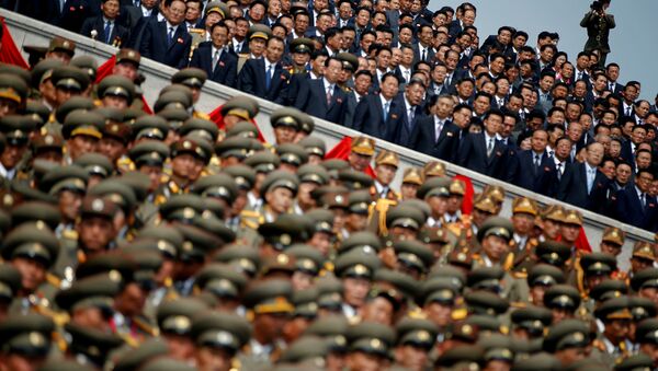 Soldados, oficiais e altos funcionários norte-coreanos em desfile militar, Pyongyang - Sputnik Brasil
