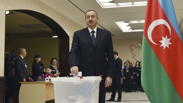 Presidente Azerbaijão, Aliyev vota durante eleições parlamentares de seu país. - Sputnik Brasil