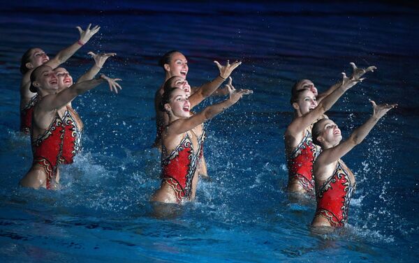 Show de natação artística de atletas russas dedicado ao jubileu da vitória da Rússia na arena mundial - Sputnik Brasil