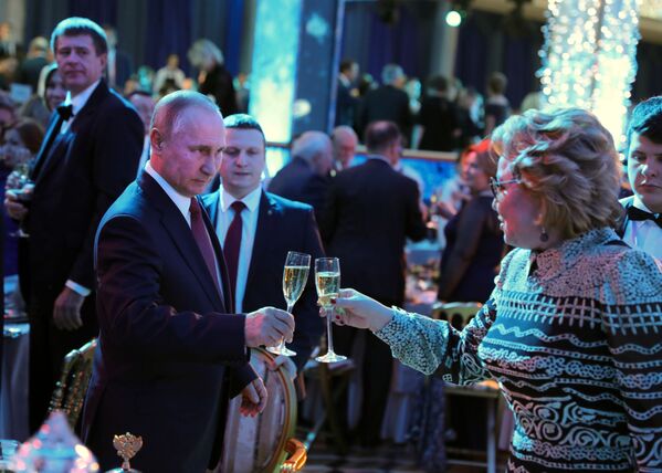 Vladimir Putin, presidente da Rússia, com Valentina Matvienko, presidente do Conselho da Federação da Rússia, participam da recepção solene dedicada ao Ano Novo no Kremlin - Sputnik Brasil