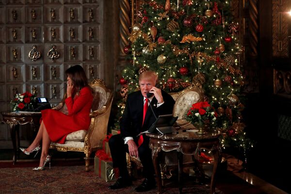 Presidente Trump e primeira-dama dos EUA, Melania Trump, conversam por telefone com crianças nas vésperas do Natal - Sputnik Brasil