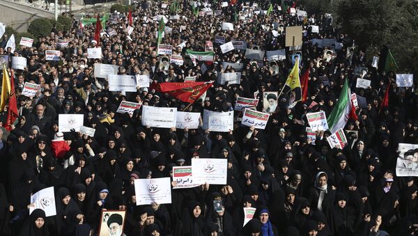 Protestos antigovernamentais em Teerã, em 30 de dezembro de 2017 - Sputnik Brasil