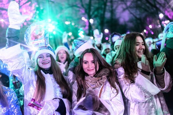 Tradicional desfile de Snegurochkas em Moscou - Sputnik Brasil