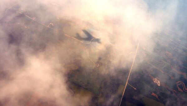 Sombra de um avião entre as nuvens (imagem referencial) - Sputnik Brasil