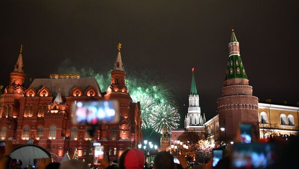Os festejos do Ano Novo perto da Praça Vermelha, em Moscou, na madrugada do dia 1º de janeiro de 2018 - Sputnik Brasil