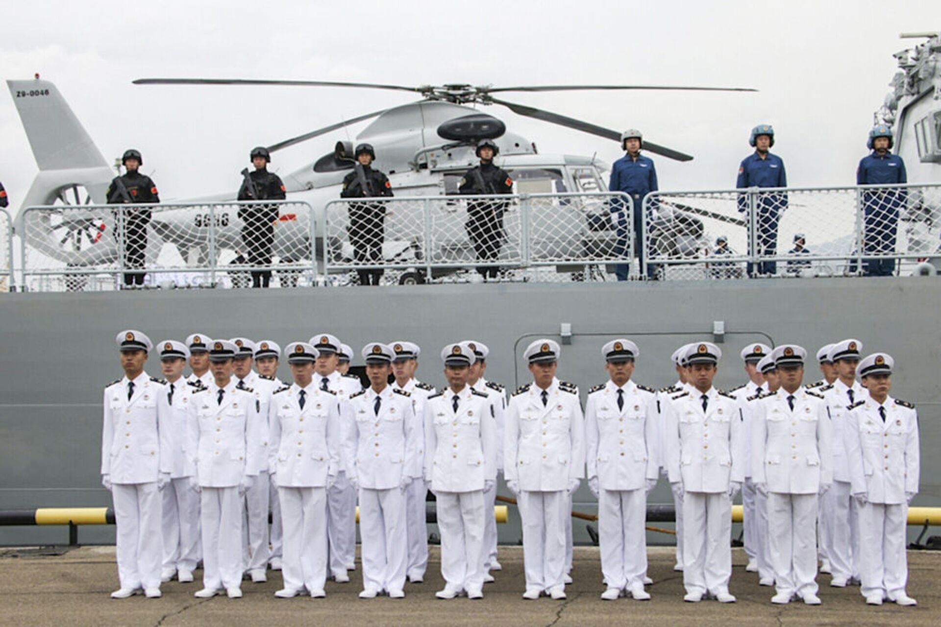 Militares da Força Naval da China durante a cerimônia de abertura dos exercícios sino-russos Cooperação Naval 2015 - Sputnik Brasil, 1920, 19.01.2023