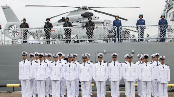Os militares da Força Naval da China durante a cerimônia de abertura dos exercícios sino-russos Cooperação Naval 2015 - Sputnik Brasil