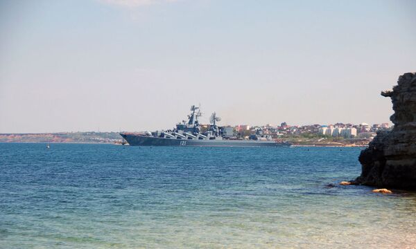A capitânia da Frota do Mar Negro o cruzador de mísseis Moskva deixa o porto de Sevastopol para participar dos exercícios navais sino-russos Cooperação Naval 2015  no Mar Mediterrâneo - Sputnik Brasil