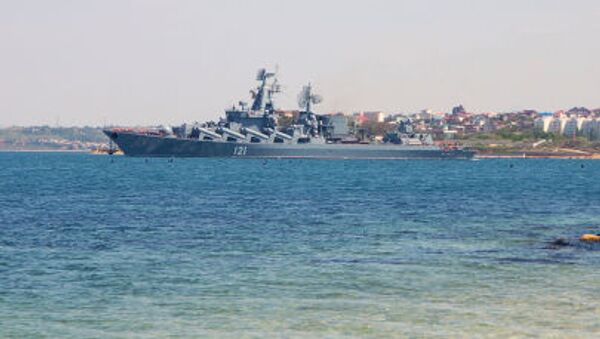 A capitânia da Frota do Mar Negro o cruzador de mísseis Moskva deixa o porto de Sevastopol para participar dos exercícios navais sino-russos Cooperação Naval 2015  no Mar Mediterrâneo - Sputnik Brasil