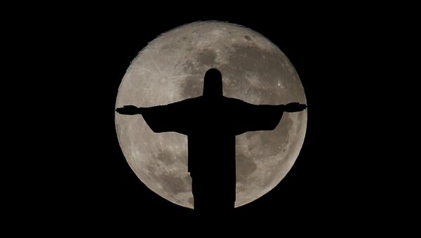 The full moon is pictured behind the Christ the Redeemer statue ahead of the 2016 Rio Olympic games in Rio de Janeiro, Brazil, July 19, 2016 - Sputnik Brasil
