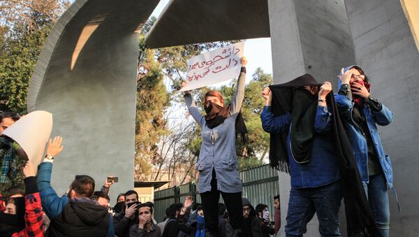 Estudantes iranianos se manifestam contra problemas econômicos nacionais perto da Universidade de Teerã - Sputnik Brasil