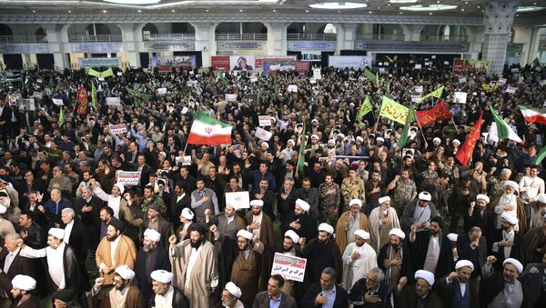 Iranian protesters chant slogans at a rally in Tehran, Iran, Saturday, Dec. 30, 2017 - Sputnik Brasil