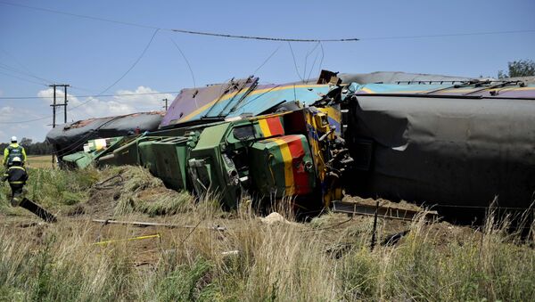 Vagões destruídos do trem que colidiu com um caminhão perto do povoado de Kroonstad na África do Sul, 4 de janeiro de 2018 - Sputnik Brasil