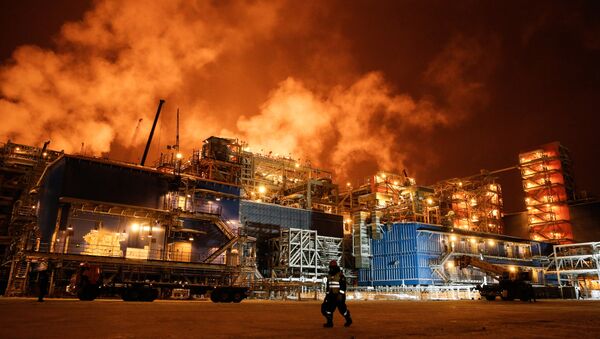 A view taken on December 7, 2017 shows the Yamal LNG plant in the port of Sabetta on the Kara Sea shore line on the Yamal Peninsula in the Arctic circle, some 2500 km of Moscow - Sputnik Brasil