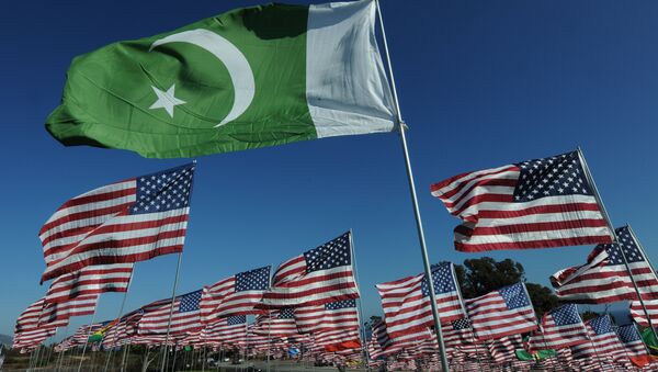 Bandeiras do Paquistão e Estados Unidos - Sputnik Brasil