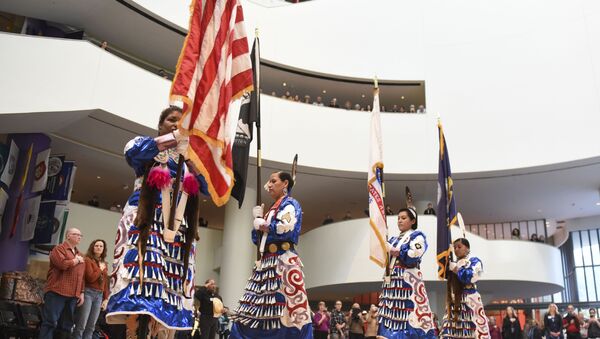 Native American Women Warriors, from left, Takara Matthews (Sokoki Abenaki/Lumbee) Jamie Awonohopay (Menominee), Elizabeth Haas (Northern Arapaho Tribe), Antonia Thomas (Navajo), all veterans of the U.S. Armed Forces, take part in the Presentation of the Colors during a Veterans Day celebration at Smithsonian's National Museum of the American Indian on Friday, Nov. 11, 2016 in Washington - Sputnik Brasil