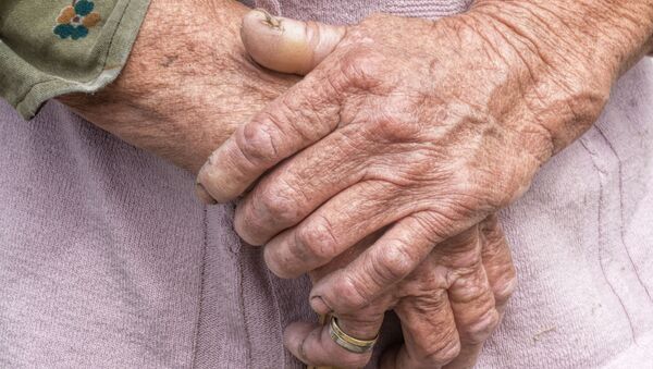 Mãos de uma idosa, imagem referencial  - Sputnik Brasil