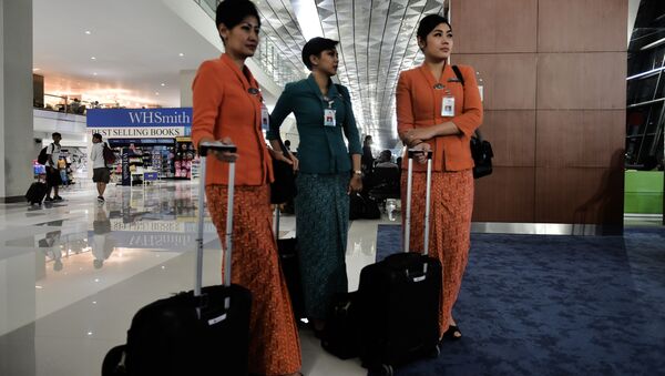 Comissárias de bordo no aeroporto internacional Soekarno-Hatta, Indonésia - Sputnik Brasil