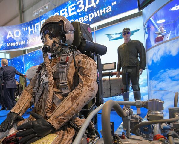 Assento ejetável e o traje do piloto de caça de quinta geração Su-57 - Sputnik Brasil